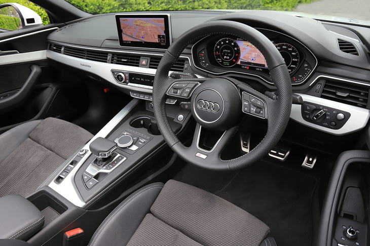 緩やかな曲線を描くダッシュボードが目を引くインストゥルメントパネルまわり。3ゾーンのフルオートエアコンに加えて前席にはシートヒーターも標準装備されており、冬でも快適なオープンエアドライブを楽しむことができる。