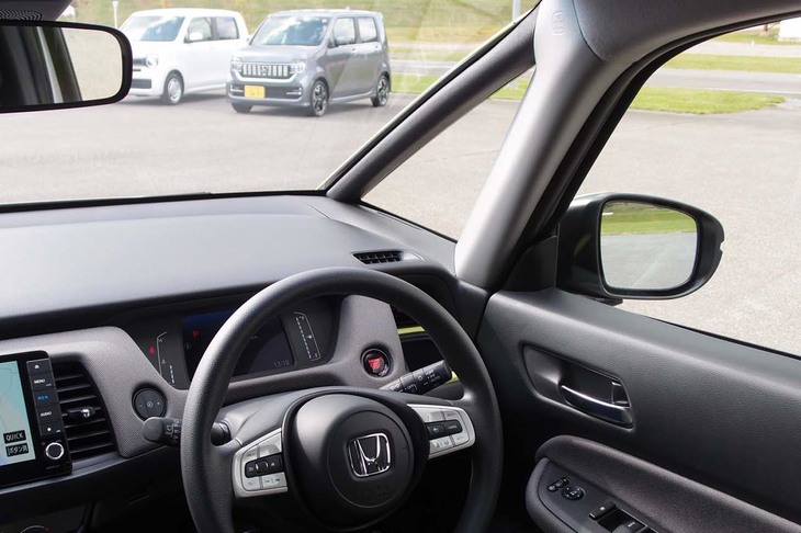 
	前後に枝分かれしたAピラーは、先代とは逆に、前方が細く、後方が太くなっている。この工夫により、ドライバーの視野は大幅に拡大された。
	