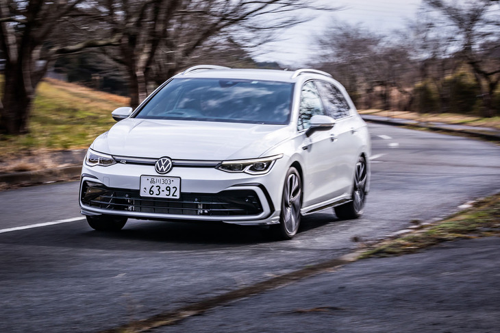 最新の8代目「ゴルフ」に用いられるプラットフォームは、先代の「MQB」を強化・軽量化した「MQBエボ」と呼ばれるもの。サスペンションはフロントがマクファーソン式、リアが4リンク式で、これはハッチバック車もステーションワゴンも変わらない。