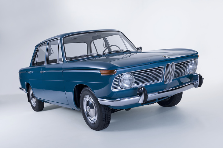 1961年に登場した「BMW 1500」。エンジンを拡大して「1600」「1800」「2000」へと発展、近代BMWの礎を築いたモデル。後の「5シリーズ」のルーツである。（写真＝BMW）