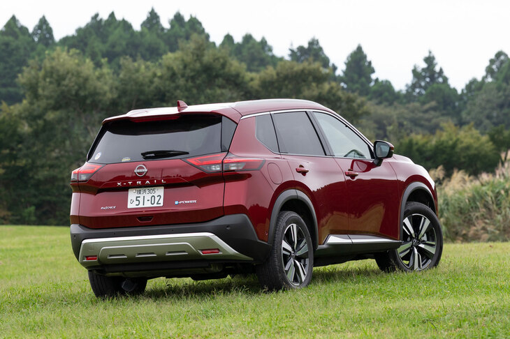 2022年7月に発表・発売された4代目「日産エクストレイル」。車両骨格に新世代の「CMF-C/D」プラットフォームを用いるなど、従来型から全面的に設計が刷新された。（写真：向後一宏）