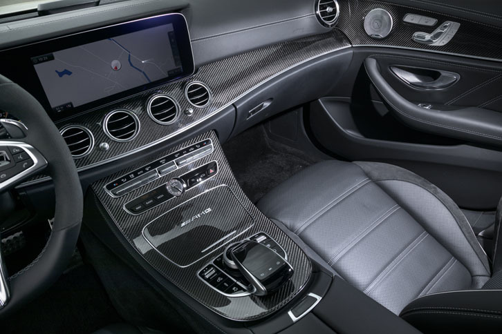 オプション「AMGカーボンパッケージ」を選択したテスト車には、インテリアの各所にカーボンパネルがあしらわれる。