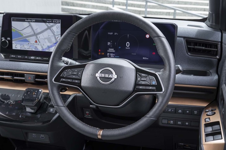 2本スポークのステアリングホイールはボトム側のリムにセンターマークが刻まれる。本革巻きはシート表皮などとセットのオプション（標準はウレタン）。