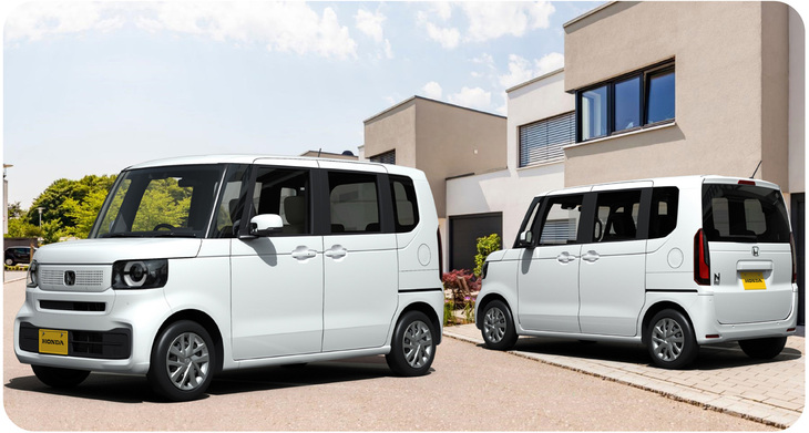 新型「N-BOX」のイメージスケッチ。一昔前は、軽乗用車でこうしたイメージを提示されると「いやいやいや。現実を見ましょうよ……」と思ったものだが、今日ではおしゃれな街でもすっかり軽が生活の足として定着している。