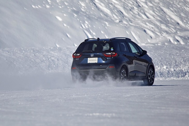 雪道の試乗では、ときにスタビリティーコントロールの介入を招くこともある。しかし、その所作は穏やかで、制御がきめ細かいという印象を受けた。