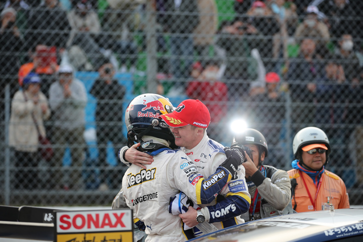 ゴール後、勝利を喜ぶNo.37 KeePer TOM’S LC500の平川 亮（写真左）とニック・キャシディ（同右）。