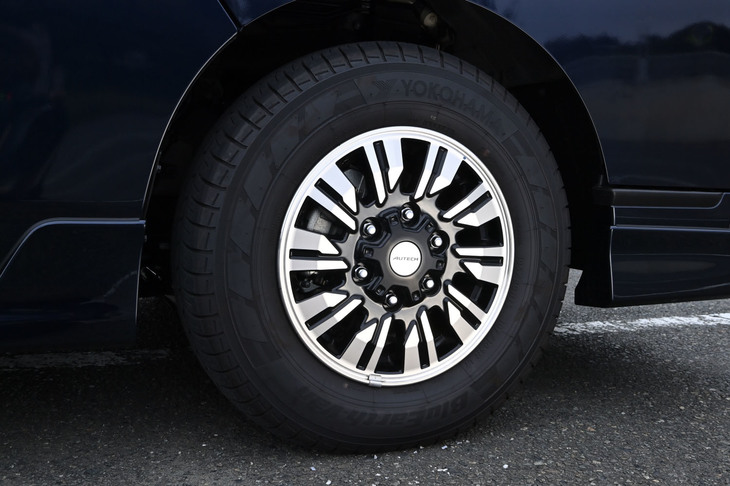 切削光輝タイプの「キャラバンAUTECH」専用15インチアルミホイール。試乗車には195/80R15サイズの「ヨコハマ・ブルーアースバンRY55」タイヤが装着されていた。