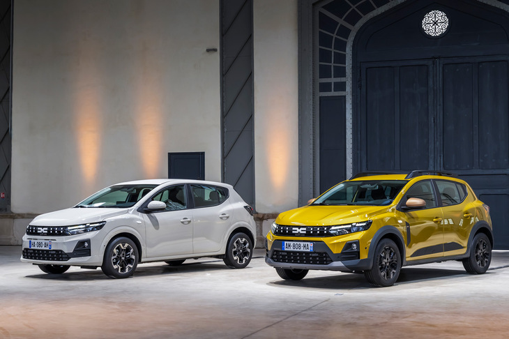 ダチアの基幹車種であるBセグメントハッチバック「サンデロ」。クロスオーバースタイルの「サンデロ ステップウェイ」も用意される。