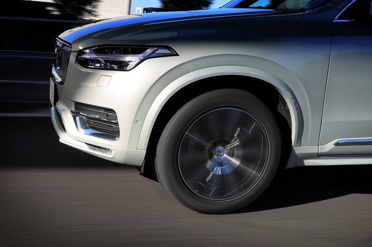 負荷がかかった状態でも“丸さ”を保とうとするタイヤの剛性は、しっかり感のある正確な操縦性に加え、スムーズで滑るような乗り心地にもつながる。