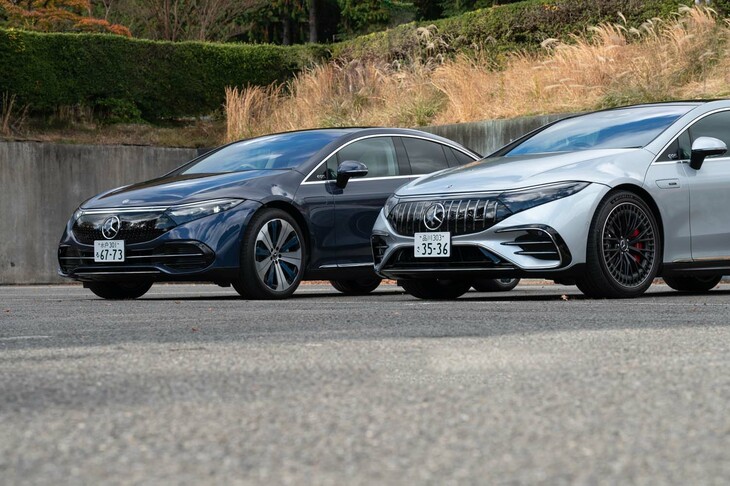 「EQS450＋」（奥）と「EQS53 4MATIC＋」（手前）を並べてみる。EQS53にはAMG専用のパナメリカーナグリルがデザインされているが、実際に開口しているのはバンパー下部のごく一部分にとどまる。