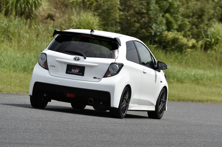 サーキットを駆け抜ける「ヴィッツ“GRMN”」（プロトタイプ）。ルーフ後端のスポイラーやリアディフューザーが、そのパフォーマンスを主張する。