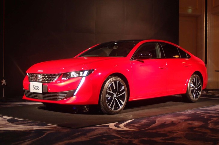 日本市場には、赤・青・白・黒・灰の、5種8色のボディーカラーがラインナップされる。