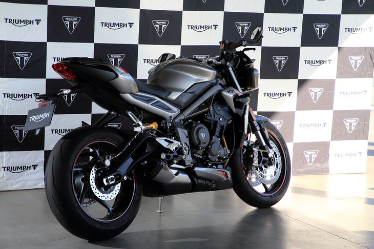 「ストリートトリプルRS」は、ネイキッドモデルの中でも運動性能を追求した“ストリートファイター”と呼ばれるジャンルに属する。レーサーレプリカからカウルを取り去っただけのような、アグレッシブなスタイリングが目を引く。