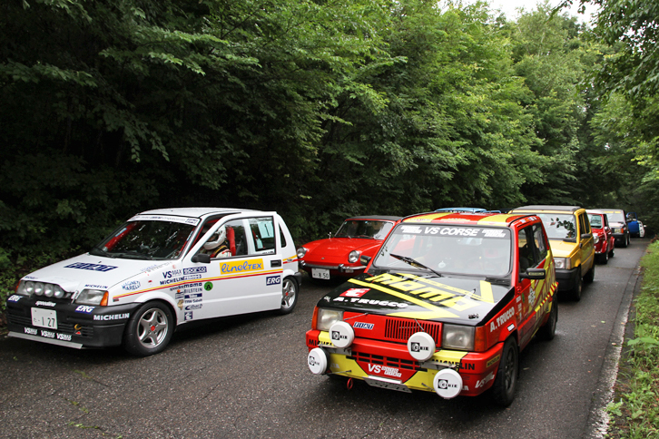 小排気量車クラスからカーナンバー順に並び、スタートを待つ参加車両。左の列には奇数ナンバー（Aグループ）、右の列には偶数ナンバー（Bグループ）の車両が並んでいる。