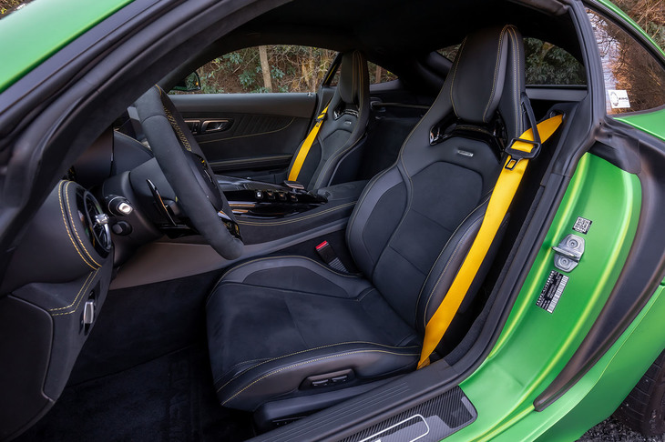 試乗車には電動調整機構やヒーター、イージーエントリー機能、電動チルト＆テレスコピック機能などがセットになる35万2000円の「AMGパフォーマンスシートパッケージ」が装着されていた。イエローのシートベルトは5万2000円のオプションアイテム。