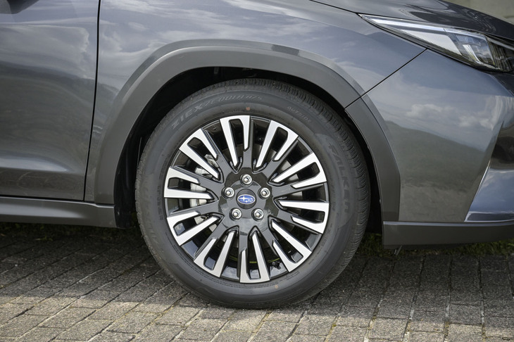 足元の仕様はターボ車と共通。タイヤサイズは225/55R18で、ファルケンのオールシーズンタイヤを装着していた。エンジニア氏いわく「オールシーズンのわりにグリップがいいんですよ」とのこと。
