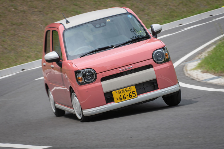 サスペンションは前後ともにスタビライザーが非装着となるため、急カーブではご覧の通り車体が大きくロールする。