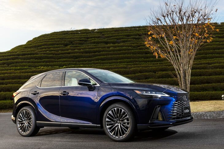 日本に導入されるトリムグレードは“バージョンL”“Fスポーツ””Fスポーツ パフォーマンス”の3種類。写真は「RX450h＋“バージョンL”」だ。