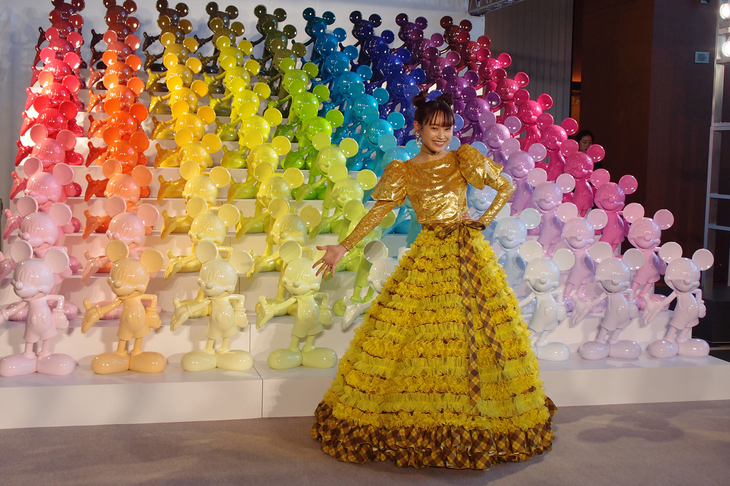 「ディズニー ミッキー90周年 マジック オブ カラー」の発表会には、女性アイドルグループ「モーニング娘。」の元メンバーでもある歌手・高橋 愛さんも来場。イベントの目玉となっている90体（全90色）のミッキーマウス立像を前にフォトセッションに臨んだ。