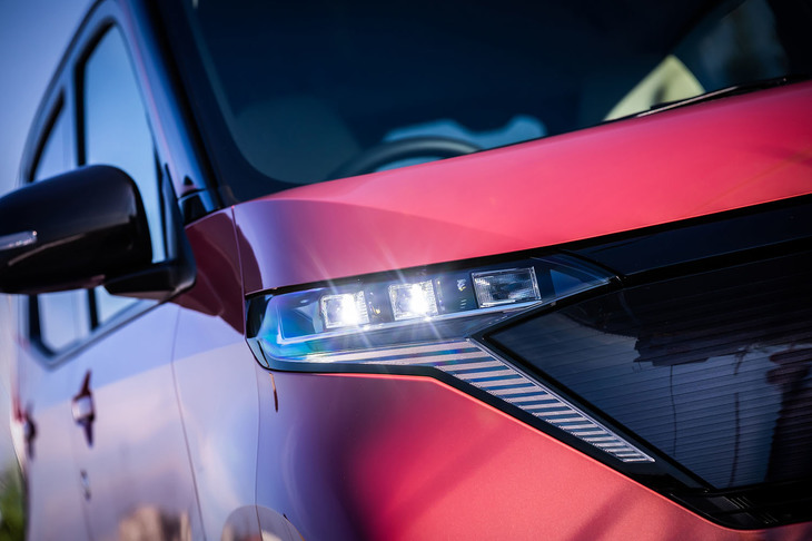 「サクラG」には、先行車や対向車の妨げにならないよう自動的にハイビーム（上向き）の照射範囲を切り替えるアダプティブLEDヘッドランプが標準で装備される。フロントグリルは光沢のある、「クリアブラックシールド」と呼ばれるGグレード専用のパネルデザインが採用される。