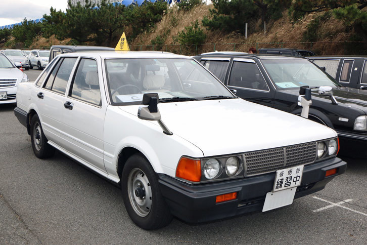 変わり種のオーテック車を発見。「セドリック教習車」（Y31型）だ。昔、教習所でお世話になった方も多いはず。ベーシックな丸目4灯が特徴的で、こちらの車両については“本物である証し”として、専用の取扱説明書なども合わせて展示されていた。ちなみに、こちらはMT車だった。