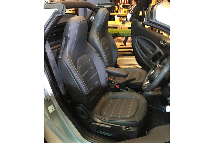 「フォーツーカブリオ ターボ リミテッド」のシート。表皮には本革が採用されている。