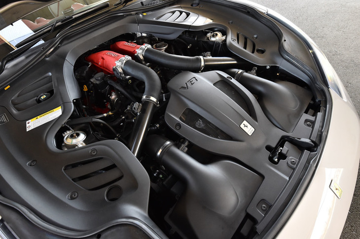 3.9リッターV8ターボエンジンは、キャビン寄りに搭載されている。最高出力610ps、最大トルク760Nmを発生する。