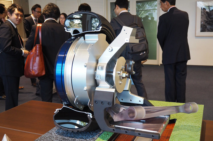 ホイール外給電のモックアップを、車体の内側から見たところ。サスペンションのロワアームの下、板状の出っ張った部分が受電コイルとなっている。