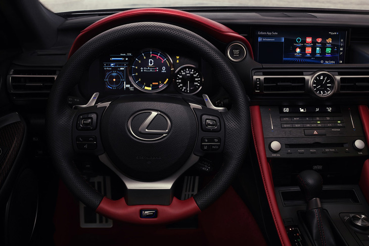 専用のデザインや装備を採用する「レクサスRC F“パフォーマンスパッケージ”」のインテリア。