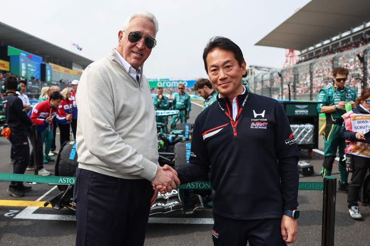 日本GPのスタート前に握手をかわすのは、アストンマーティンのオーナーであるローレンス・ストロール氏（写真左）と、ホンダのF1活動を担うホンダ・レーシング（HRC）の渡辺康治 代表取締役社長（同右）。アストンマーティン・ホンダにとっては苦しい船出となったが、両者は協力して問題解決を図っているというメッセージが伝わってくる。確かに演出的な狙いもあるだろうが、同じく苦戦を強いられていた2015年からのマクラーレン時代には、こんな歩み寄りは見られなかった。（Photo=HRC/Getty）