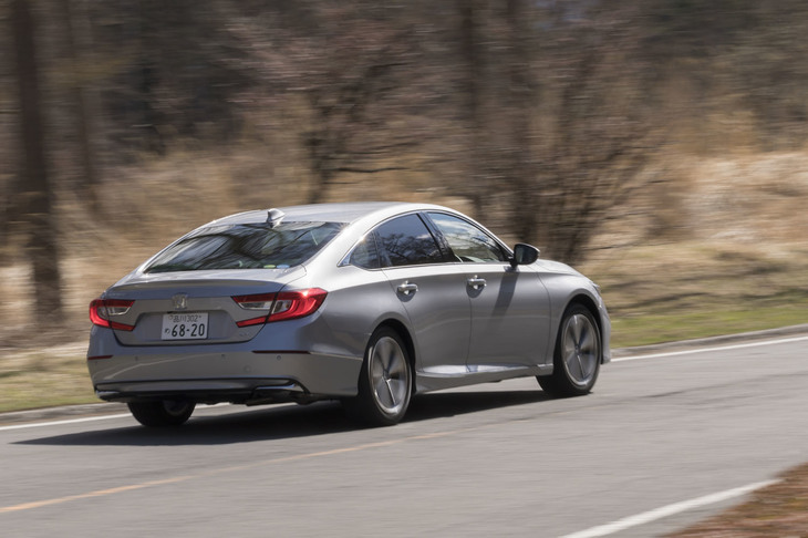 「e：HEV」と呼ばれるハイブリッドシステムが搭載される新型「アコード」の燃費値は、JC08モードが30.0km/リッター、WLTCモードが22.8km/リッター。