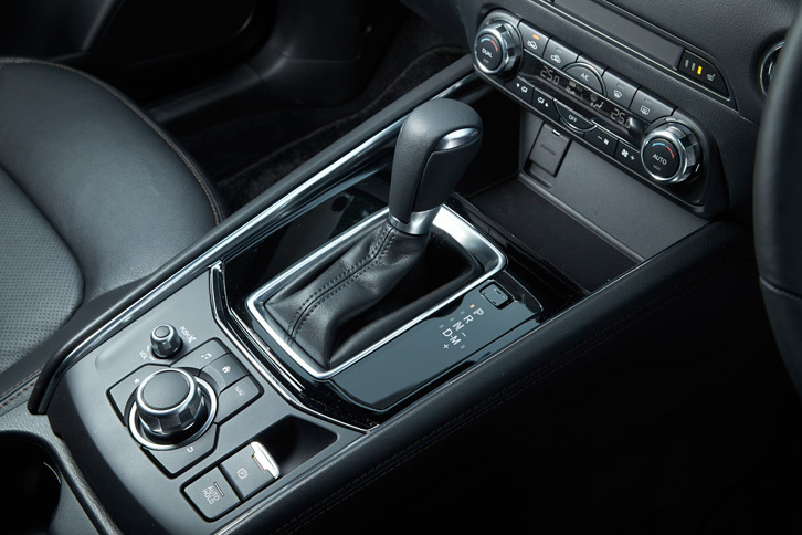 操作性を改善するため、従来モデルよりシフトセレクターの位置を約60mm上方に移動。また、センターアームレストとドアアームレストの高さをほぼ同じとすることで、より左右のバランスの取れた乗車環境を実現している。