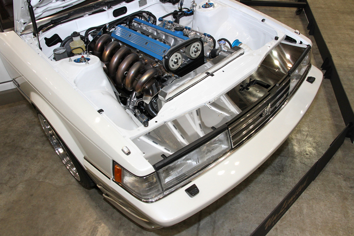 アンリミテッドが出展した初代「トヨタ・ソアラ」。エンジンは3リッター直6 DOHCの6M-GEUを3.2リッターにスケールアップし、288度ハイリフトカム、鍛造ハイコンプピストン、フルカウンタークランクシャフト、φ50ソレックスキャブ、φ48等長ステンレスタコ足などでチューン。トヨタ車の直6メカチューンは珍しいだろう。