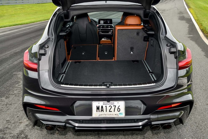 荷室の容量は、「X4 Mコンペティション」（写真）の場合で525～1430リッター。「X3 Mコンペティション」はより大きく、550～1600リッターとなっている。