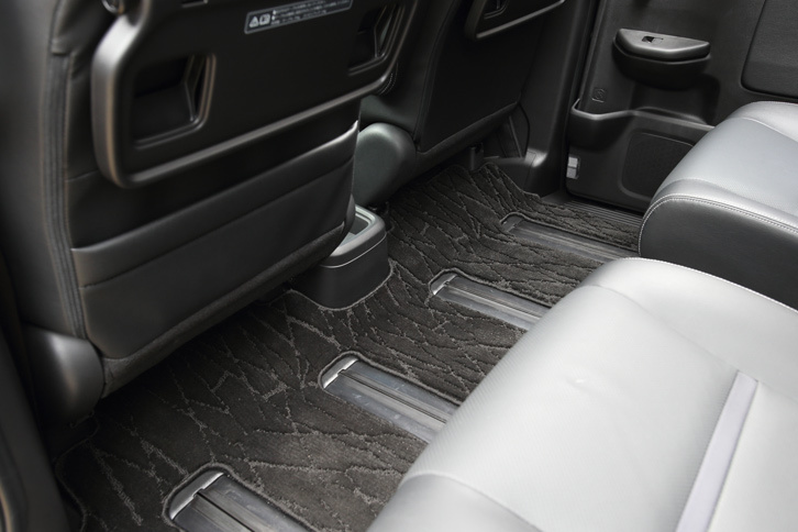 ハイブリッド化により車内高は2cm低められ、2列目シートの乗員は1列目シートの下に足を入れることができなくなった。