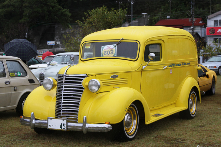 鮮やかなイエローをまとい、“SUNSET BEACH SURF SHOP”という屋号（？）が入った1938年「シボレー・バン」。