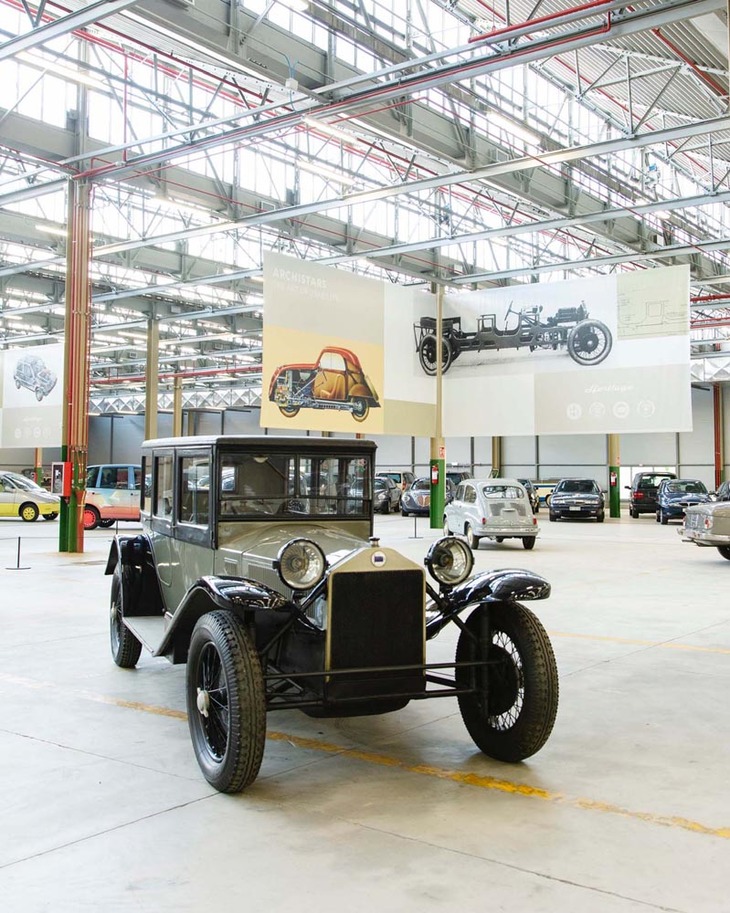 優れた設計のクルマを展示したアーキスターズ（Archistars）のコーナーに置かれた「ランチア・ラムダ」。乗用車として初めてボディーに創設者ヴィンチェンツォが生み出したモノコック構造を採用。また独立懸架のフロントサスペンションが与えられた量産車としても知られる。1922年に誕生した。今でこそ休眠中のランチアだが、技術の分野では最先端を行くパイオニアだった。目覚めが待ち遠しいブランドである。