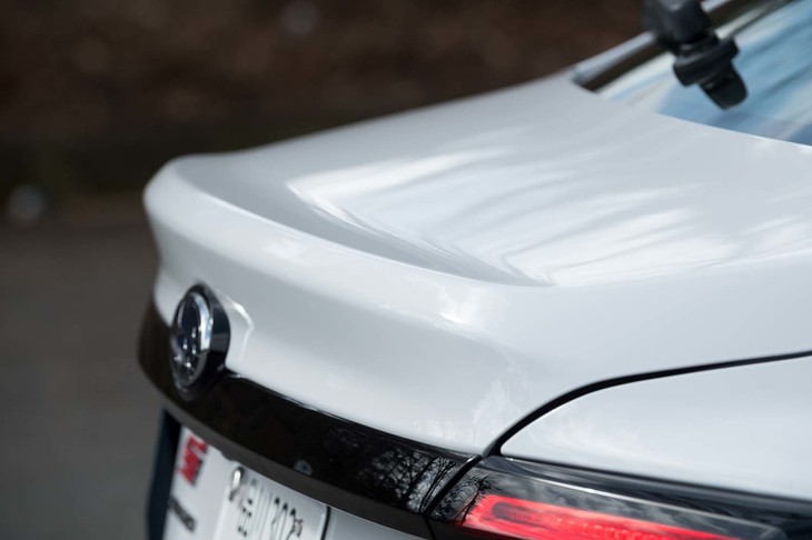 トランクリッドの後端がはね上げられ、コンパクトなスポイラーになっている。