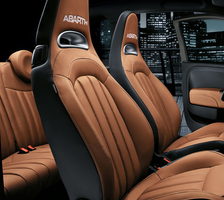 「アバルト595ツーリズモ」のインテリア。