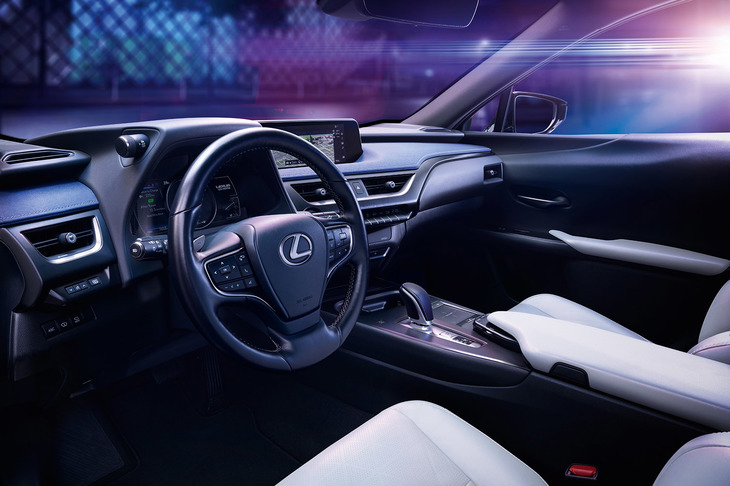 シフトバイワイヤを採用したセンターコンソールなど、すっきりとしたEVらしい操作系を目指したという。