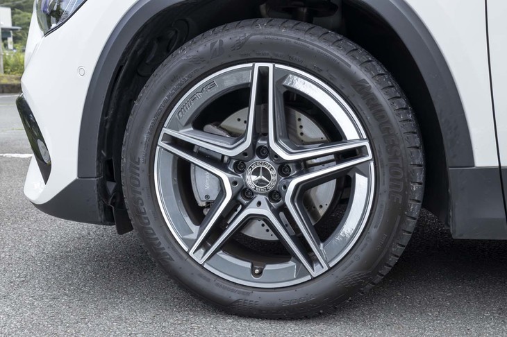 「AMGライン」に含まれる19インチのアルミホイール。タイヤはブリヂストンの「トランザT005」が組み合わされていた。