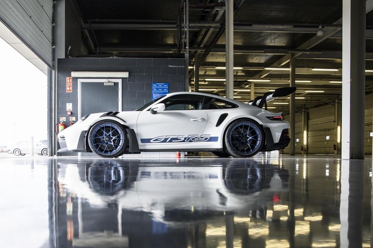 2022年8月にデビューした、新型「ポルシェ911 GT3 RS」。「911」のなかでも高性能な「911 GT3」をさらに先鋭化させた、競技専用車両「911 GT3 R」直結のマシンと位置づけられる。