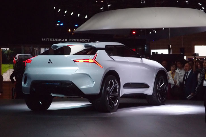 クーペライクなシルエットが強調される「e-エボリューションコンセプト」のリアビュー。