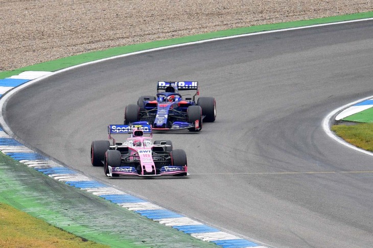 過去10戦で19点を集めコンストラクターズランキング7位にいたフォースインディア改めレーシングポイントは、ドイツGPとハンガリーGPで大幅なマシンアップデートを持ち込み反撃に転じようとしていた。ドイツGP予選ではその改良が奏功し、セルジオ・ペレスがQ3進出で8位。しかしレースでは2周目にクラッシュしてしまい、チームの望みは15位スタートのランス・ストロール（写真前）に託された。セーフティーカーやタイヤ交換をうまく使い、一時は2位を走るも、ベッテルに抜かれ、また終盤の一瞬のドライビングミスをクビアト（同後ろ）に突かれ、結果4位。惜しくも表彰台を逃した。（Photo＝Racing Point）