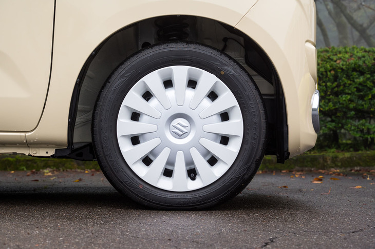 タイヤサイズは全車共通で155/65R14。アルミホイールの設定はなく、全車スチールホイール＋フルホイールキャップの組み合わせとなる。
