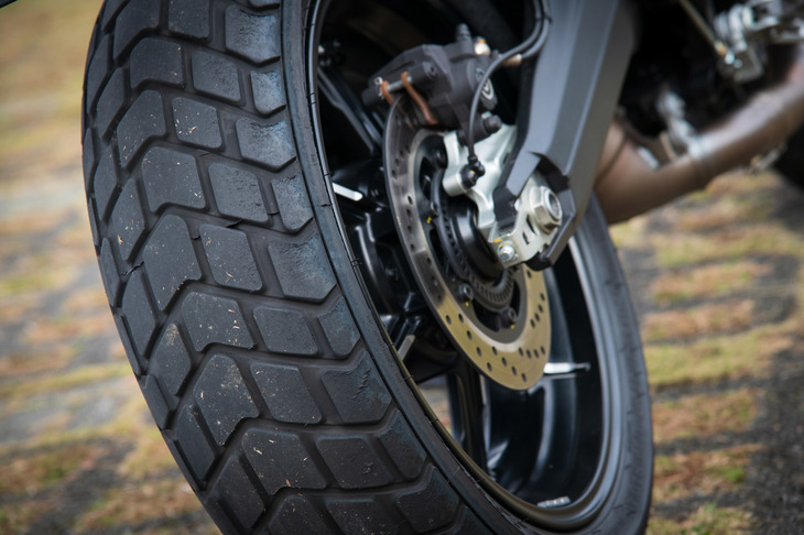 デザインの上でも大きな特徴となっているブロックパターンのタイヤ。ピレリの「MT60RS」が装着されている。