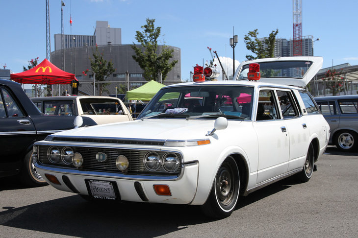 ムーンアイズのイベントで見かけた、病院の救急車だったという前期型「カスタム」。赤色灯を除けば、改造箇所はローダウンとミラー仕上げのヘッドライト、そしてフェンダーミラーを白く塗っただけだが、相当手を入れているように見える。素材の持つ力だろう。