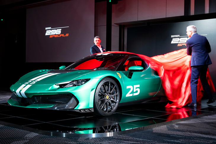 エマヌエレ・カランド氏（写真右）とフェラーリ・ジャパンのドナート・ロマニエッロ代表取締役社長（同左）による、アンベールの様子。