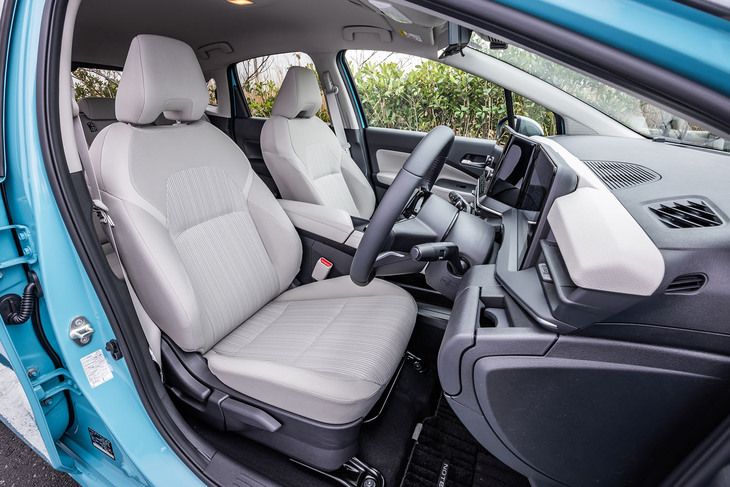 シートの背もたれと座面に縦基調のランダムストライプデザインを採用。インテリアは、「デジタルVモーショングリル」などでリフレッシュされたエクステリアと調和する雰囲気に仕上げられている。内装色は写真のエアリーグレーとブラックの2種類から選択できる。