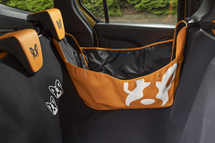前席と後席のヘッドレストを利用して固定するペット収納バッグ。オレンジの表側はPVCレザー、黒の内側はナイロン製で、これも水洗いができる。